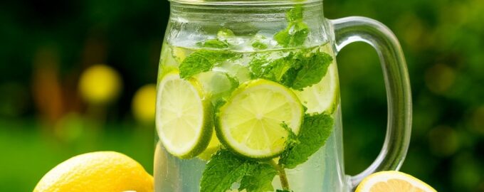 Вода с лаймом, лимоном и мятой